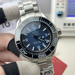 VR Super New Release—The Omega Seamaster Professional Diver 6000M watch inherits the design language and proportions of the iconic Seamaster 600, featuring a slightly domed sapphire crystal that enhances water pressure resistance. Perfect for swimming and everyday diving!  The ceramic bezel incorporates liquid metal filling technology—an industry-exclusive design whose tactile quality will make you fall in love with it!  All applied elements on the hands and hour markers feature ultra-bright luminescence, making you the brightest star in the dark!  Measuring 45.5×18mm, the watch appears surprisingly sleek from the side thanks to the layered design of the bezel, case, and caseback.  The screw-down caseback ensures superior water resistance, eliminating the need for a display back. Instead, each model features a laser-etched, permanent Poseidon emblem on the caseback.  Powered by the exclusive Cal.8912 integrated movement, the solid caseback leaves no room for flaws. The strap incorporates ergonomic design, and the buckle features micro-adjustment capabilities.  Entirely molded from original molds, this watch is packed with intricate details. VR products are synonymous with excellence!